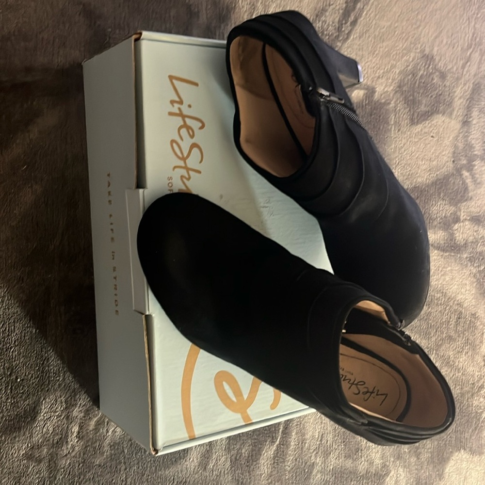 Lifestride Black Corie size 8 heels. Tried on but never wore.